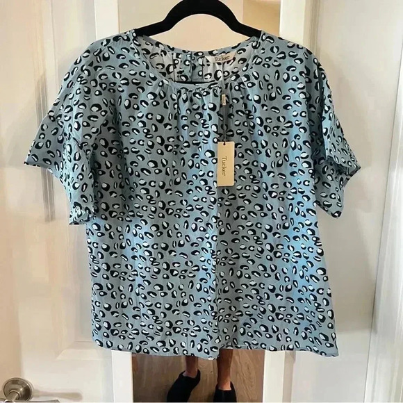 413 NWT Tucker Lola Top Size Medium Color Blue White - Picture 1 of 7
